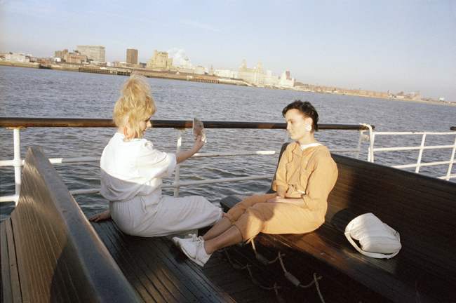 21-89GirlsonFerry 001