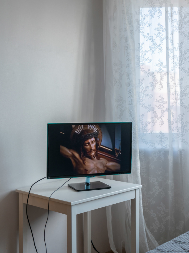 An image of Christ on the cross, on a flatscreen TV.